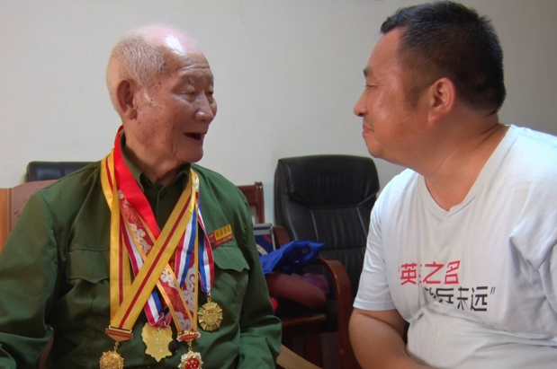 关爱抗战老兵志愿者何孝刚：抗战故事在我相机里