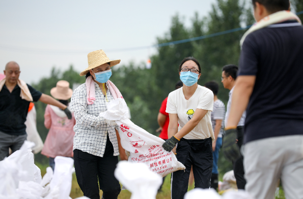 岳阳：“姐妹花”志愿者飒爽英姿绽放一线防洪大堤