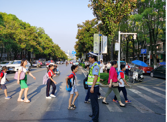 资兴：交警“护学岗”撑起“平安伞”