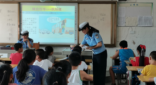资兴：交通安全 交警“童”行