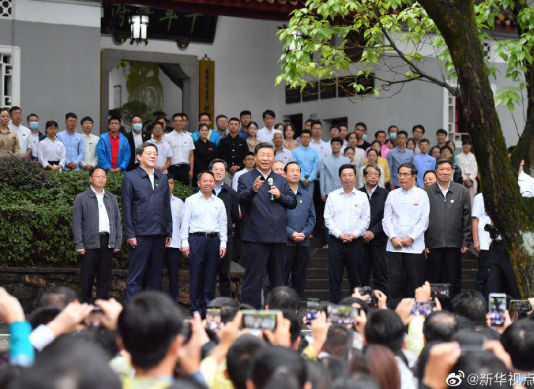 习近平勉励青年学子：不负青春不负韶华不负时代