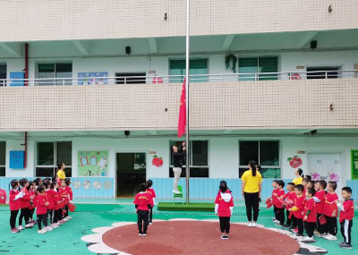 培养爱国好宝宝：幼儿园萌宝升旗仪式现在开始!