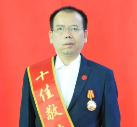  十佳敬业标兵 ▎ 何永祥：以德树人三十载