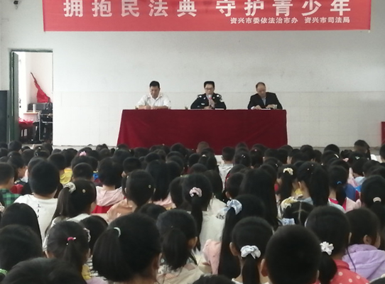 唐洞街道：送法进校园 播撒法治种子