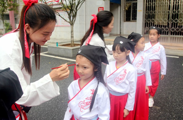 资兴市一完小600名学生在“开笔礼”中饱享德育文化大餐