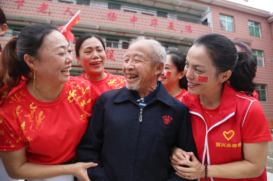 资兴志愿者：庆中秋迎国庆 情暧敬老院