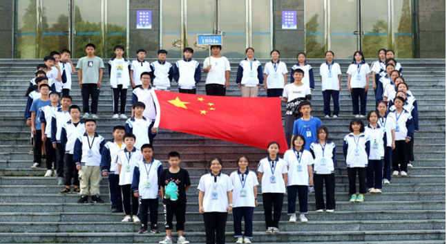 祝福祖国丨资兴市三中：我与国旗合个影