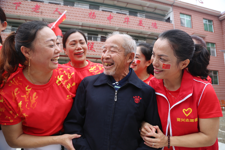 资兴志愿者：庆中秋迎国庆 情暧敬老院