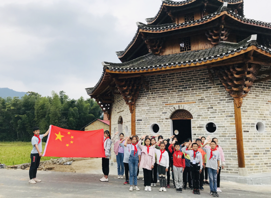 资兴二中：举行“传承红色基因 面向国旗敬礼”活动
