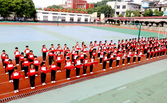 市一完小：献礼建队日 致敬红领巾