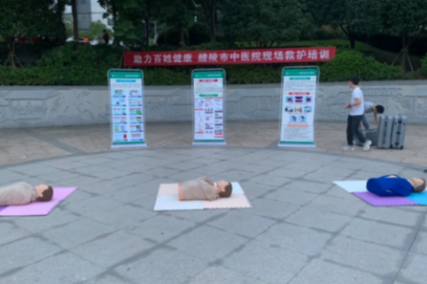 急救专家免费“摆摊”，救护知识服务市民