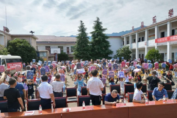 爱心企业捐资助学 浓浓爱意传递温情