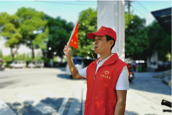 文明劝导志愿者上路执勤