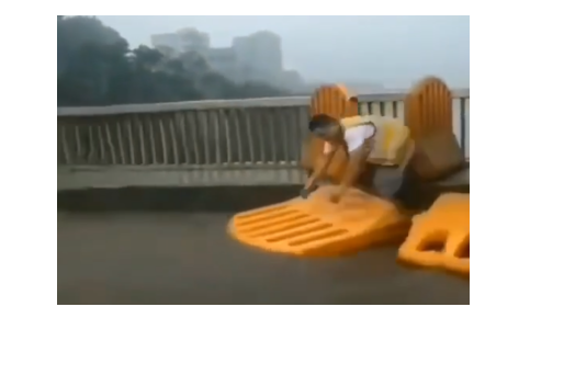 醴陵大桥雨中暖心一幕引爆微圈