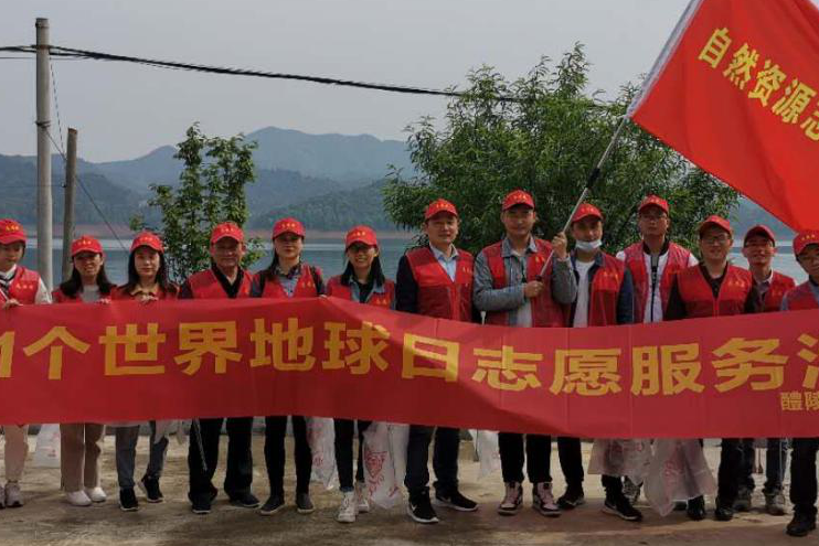 关爱地球，热爱湖泊，从我做起