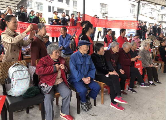 爱满重阳丨永丰路社区：开展老人健康志愿服务