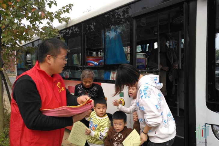 银辉献余热 网红地文明花开更芬芳芳