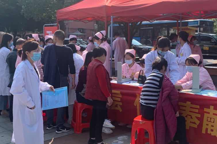 赫山区医疗健身志愿服务队  广泛开展敬老月活动