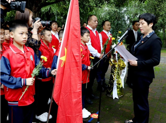 市一完小：师生代表参加烈士纪念日活动