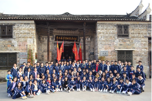 市立中学：开展秋游活动 接受革命传统教育