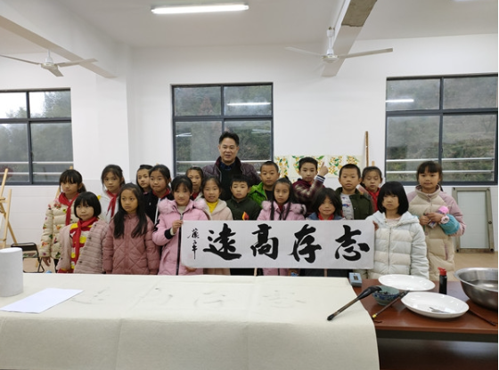 黄草完小：讲孝德，懂感恩--举行“孝德文化进校园”教育主题活动