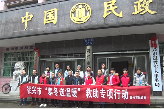 应对低温雨雪天气丨 寒冬送温暖 街头救助流浪人员