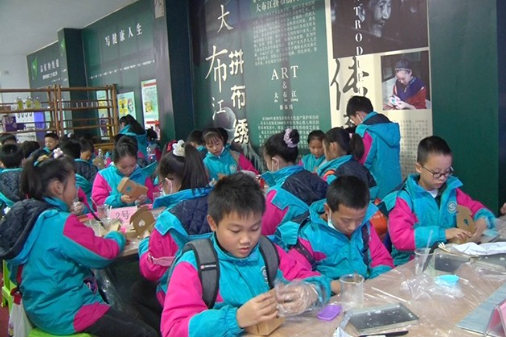 市一完小：组织学生体验中医药研学实践活动