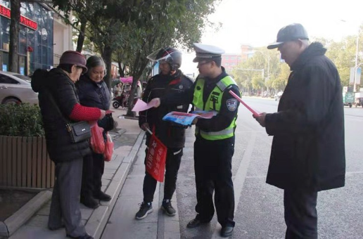 当文明交通安全践行者 交警携手快递小哥上路开展劝导活动