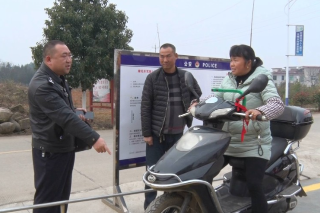 摩托车驾培下乡 村民家门口上课