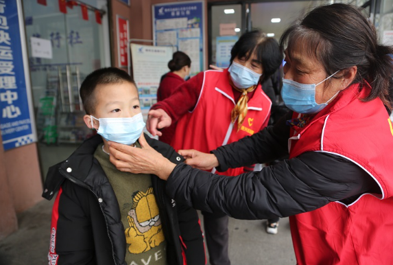 资兴：志愿者上街劝导群众佩戴口罩文明出行