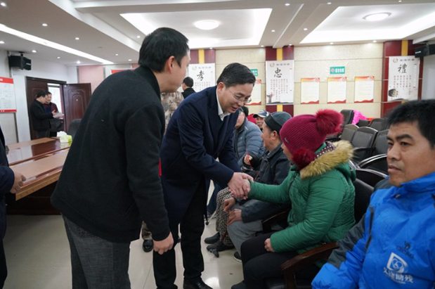 杨理诚看望慰问部分离退休老干、劳模、困难群众