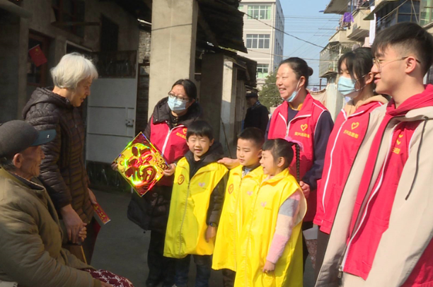 就地过大年 ▏娃娃志愿者 “组队”送祝福