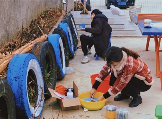 谷洞村小：大学生义务为母校绘墙画