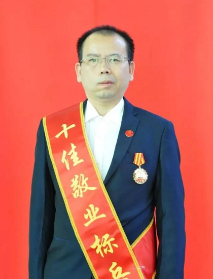  十佳敬业标兵 ▎ 何永祥：以德树人三十载