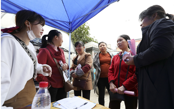 湖南资兴：“春风行动”帮助农民工家门口就业