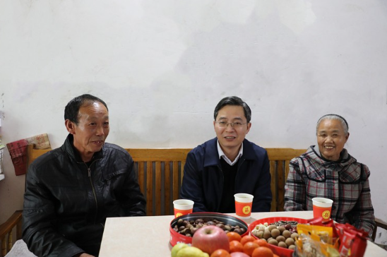 杨理诚走访慰问结对帮扶脱贫户