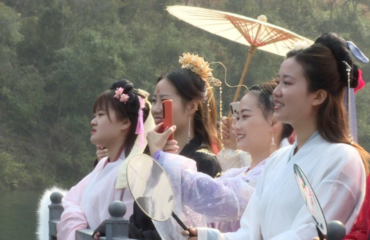庆祝“三·八”妇女节|“汉服秀”亮相东江湖景区