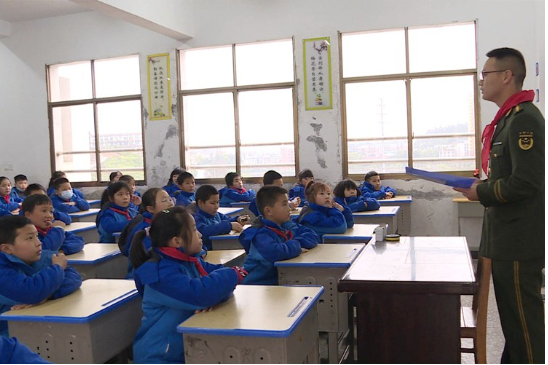 “学雷锋”国防教育进校园