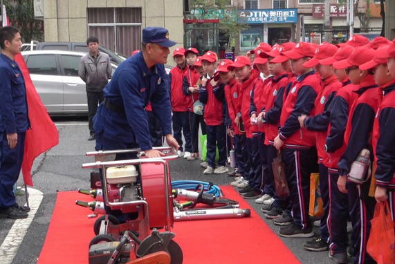 市一完小师生零距离体验消防救援工作