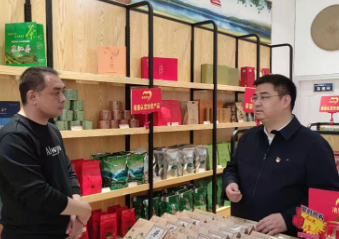 全国脱贫攻坚先进个人、“网红县长”陈灿平回家乡资兴开展公益直播助农活动