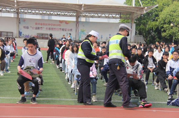 资兴交警进校园开展交通安全知识讲座