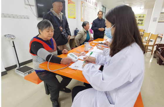 资兴社区居民在家门口免费享受健康体检