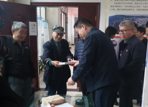 资兴市委组织部组织党员为社区送“精神粮食”