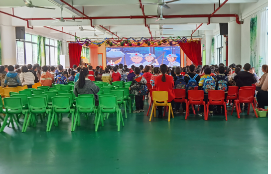 瞧！这个幼儿园的孩子们上课看动漫片