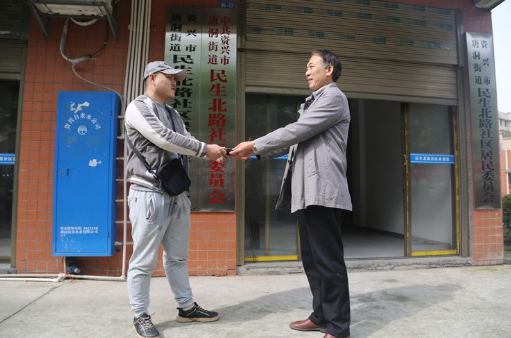 退休党员邓中文拾金不昧，婉言谢绝失主的“感谢金”