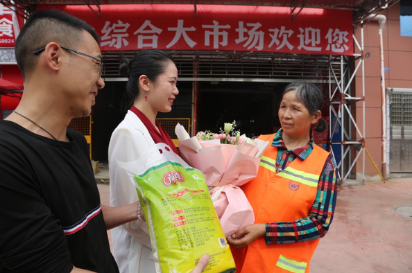 资兴商贸企业为环卫工人送温暖