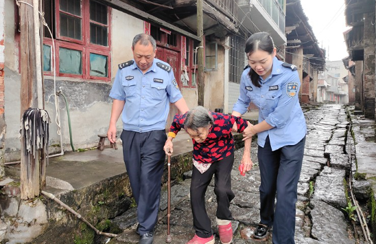 资兴公安民警上门补采指纹信息