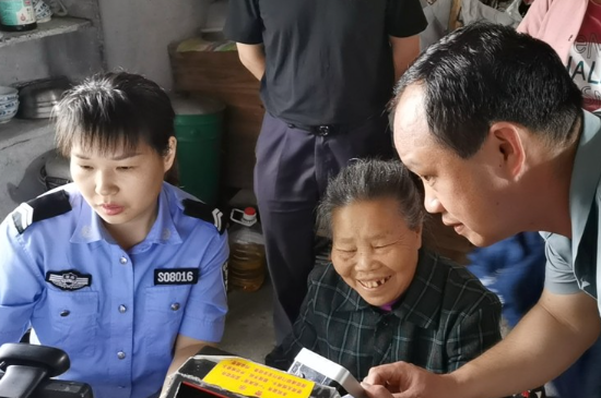资兴民警“翻山越岭”为老夫妻采集指纹
