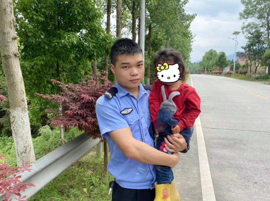 暖心！资兴民警送4岁女童回家