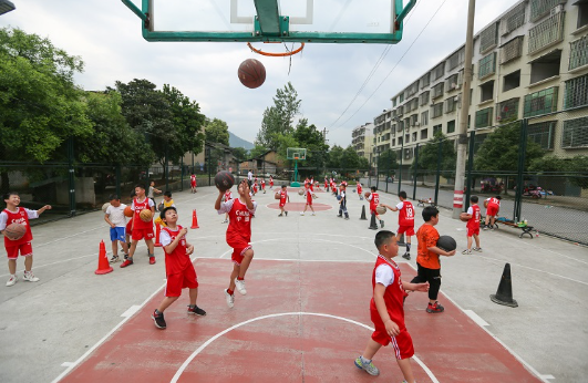 超棒！社区小孩子学打篮球